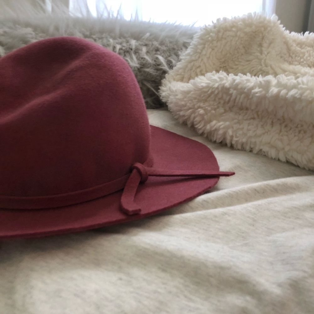 Super cute day hat!
